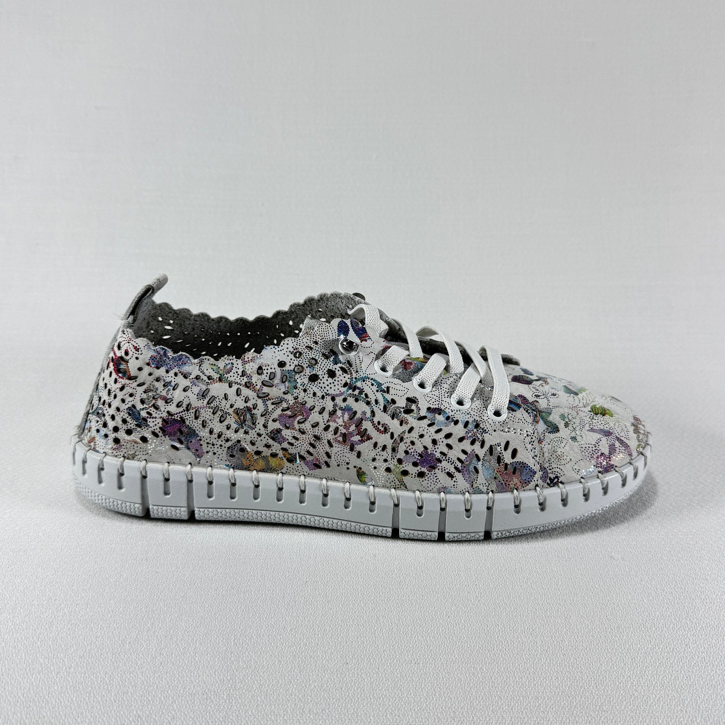 ZAPATOS CASUAL MANLISA S520-500 WHITE FLOWERS
