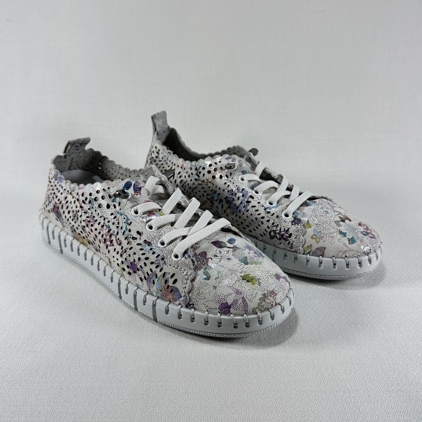 ZAPATOS CASUAL MANLISA S520-500 WHITE FLOWERS