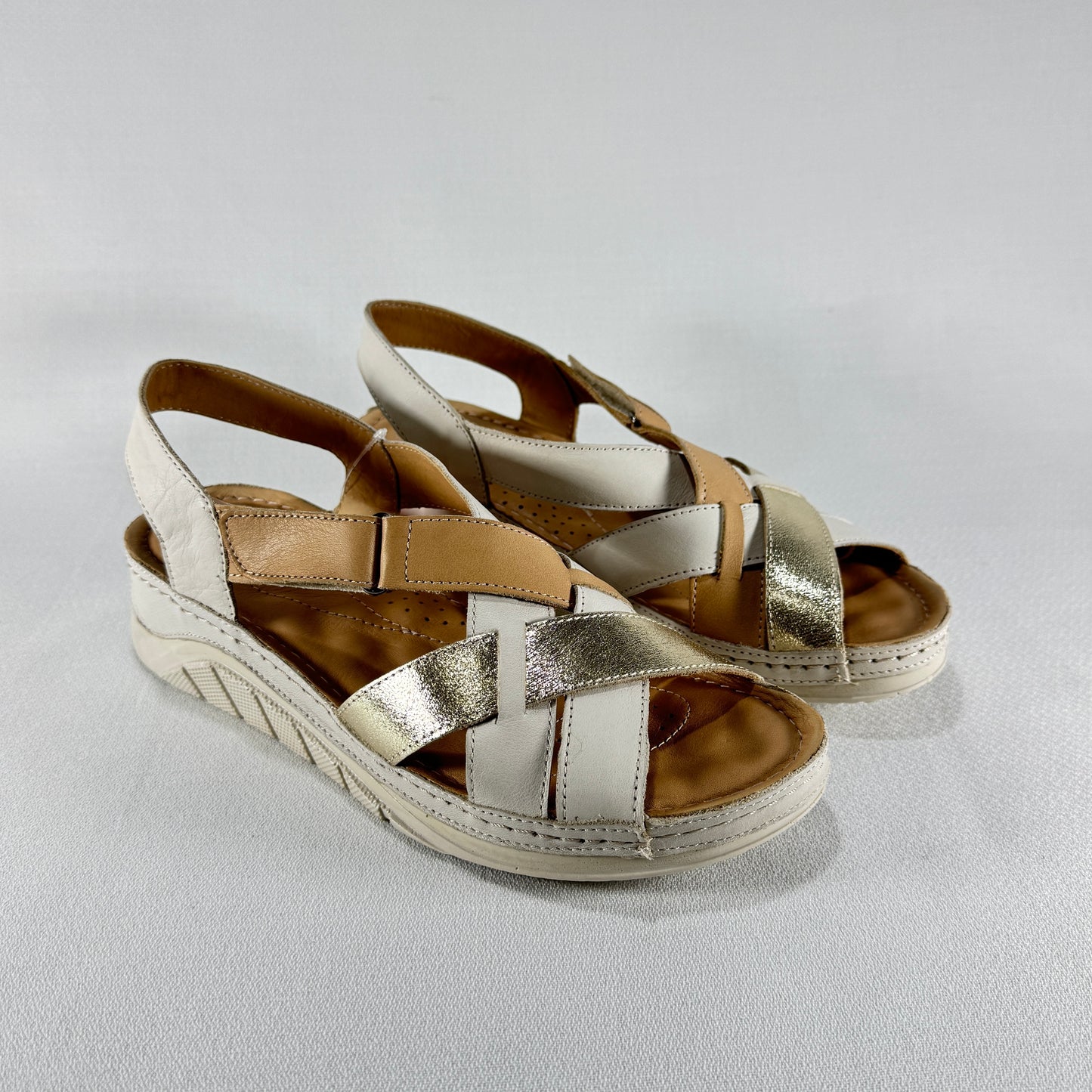 SANDALIA CRUZADA ARENA ORO 30TREINTAS L-1417