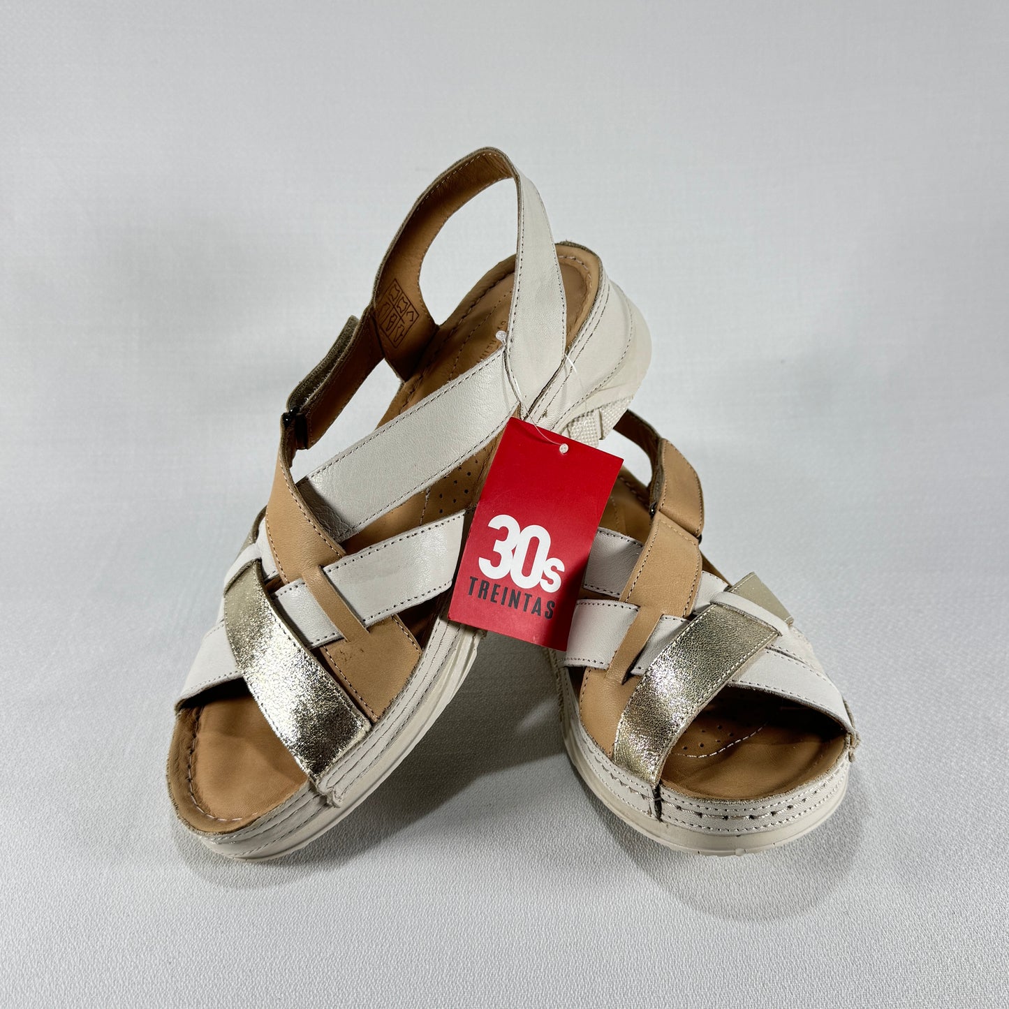 SANDALIA CRUZADA ARENA ORO 30TREINTAS L-1417